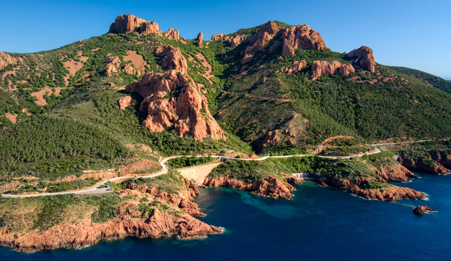 Vue aérienne d'un massif rocheux plongeant dans la mer
